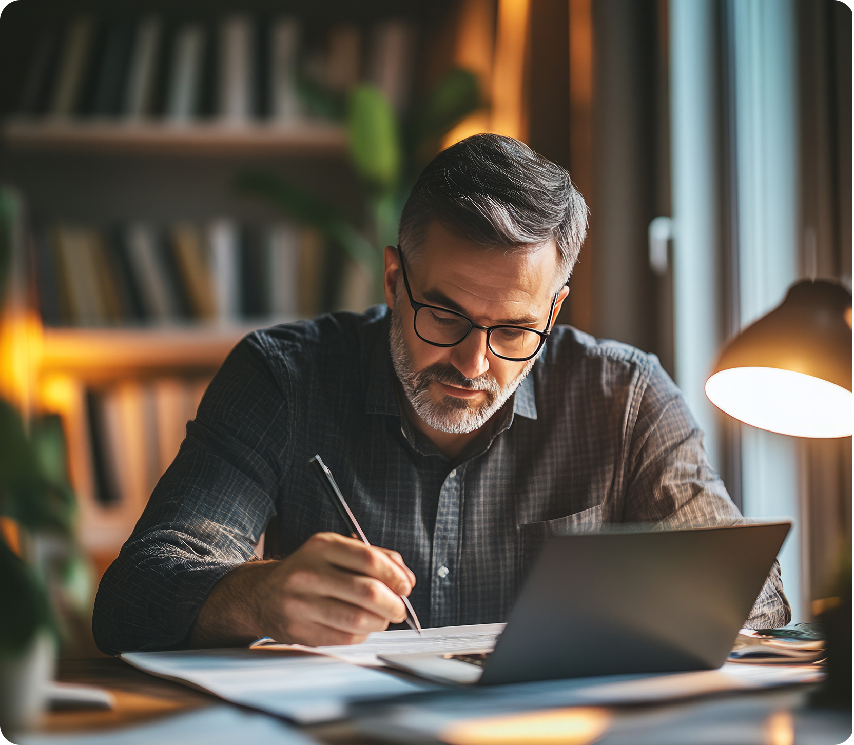 Pessoa estudando a Bíblia